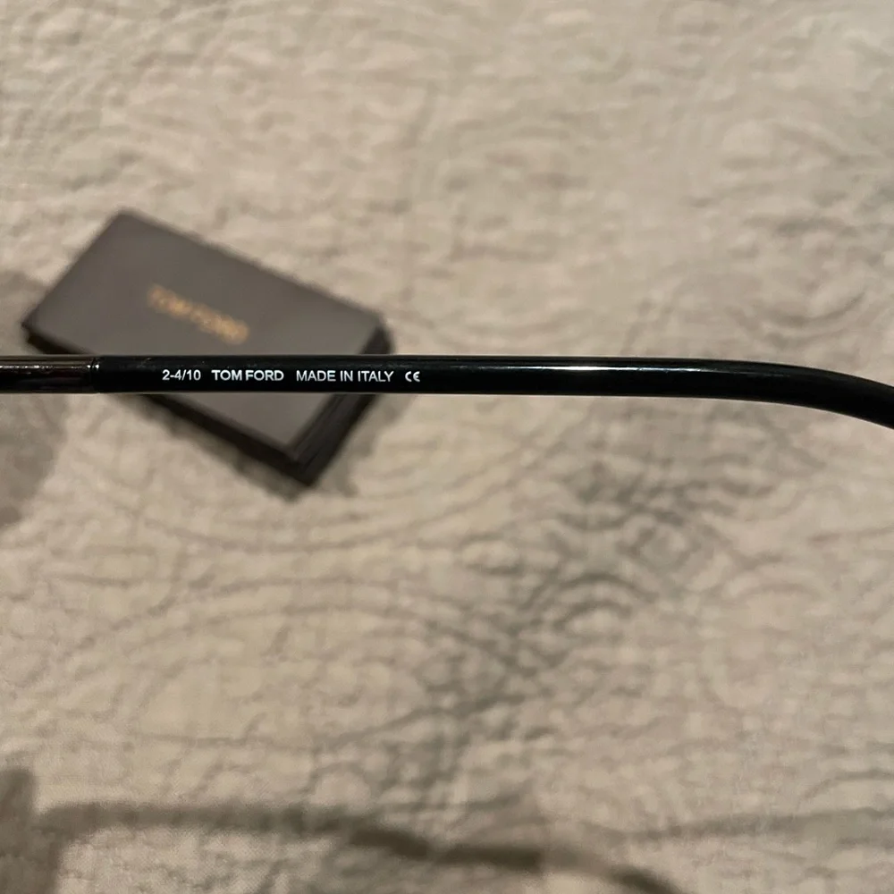 Tom Ford Sleek Black Eyewear - Picture 3 of 4